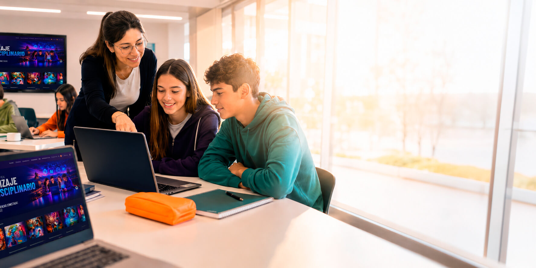 Docente guiando a dos estudiantes secundarios que trabajan con la plataforma FlexFlix en sus notebooks, en el aula